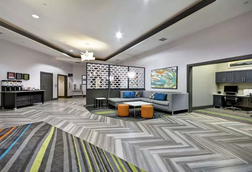 هتل Hampton Inn & Suites Los Angeles Burbank Airport