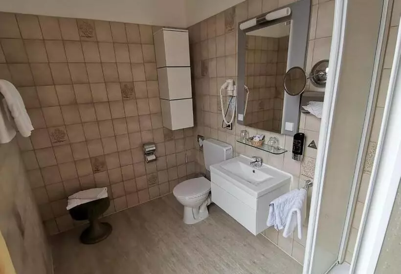 Отель Kitzinger Hof An Der B8