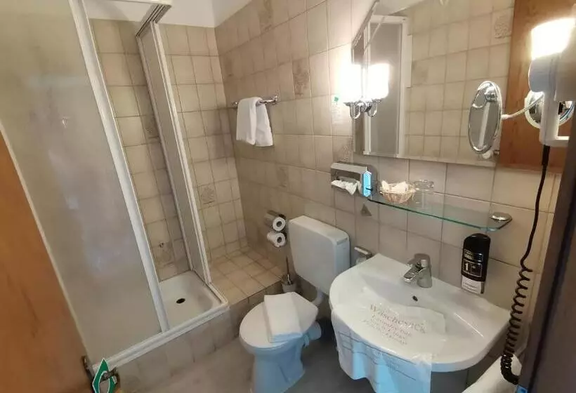 Отель Kitzinger Hof An Der B8