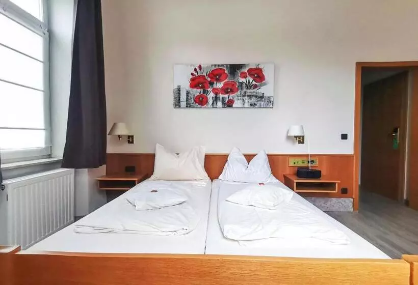 Отель Kitzinger Hof An Der B8