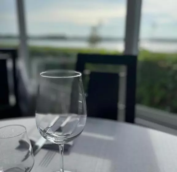 Hotel L Auberge De La Pointe