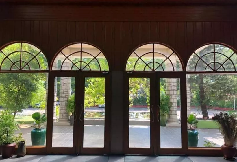 Hotelli Yuzana Garden