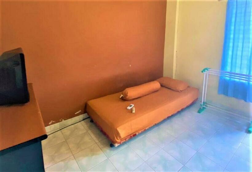 ホテル Lodgins Wahyu Pelita