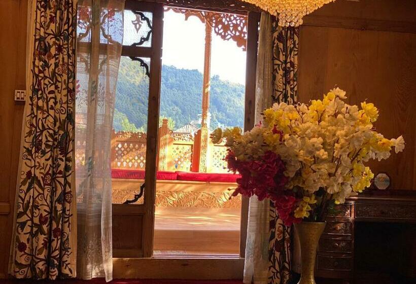 هتل Nazneen Group Of Houseboats