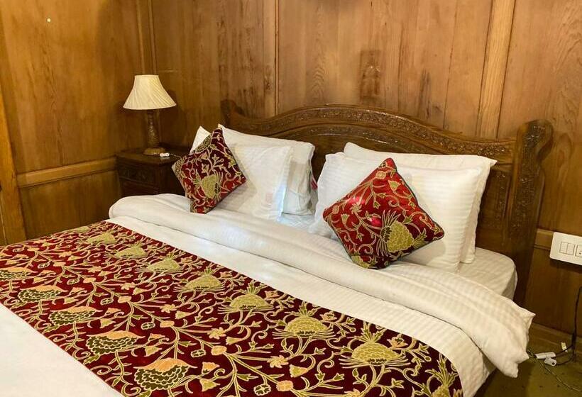 هتل Nazneen Group Of Houseboats