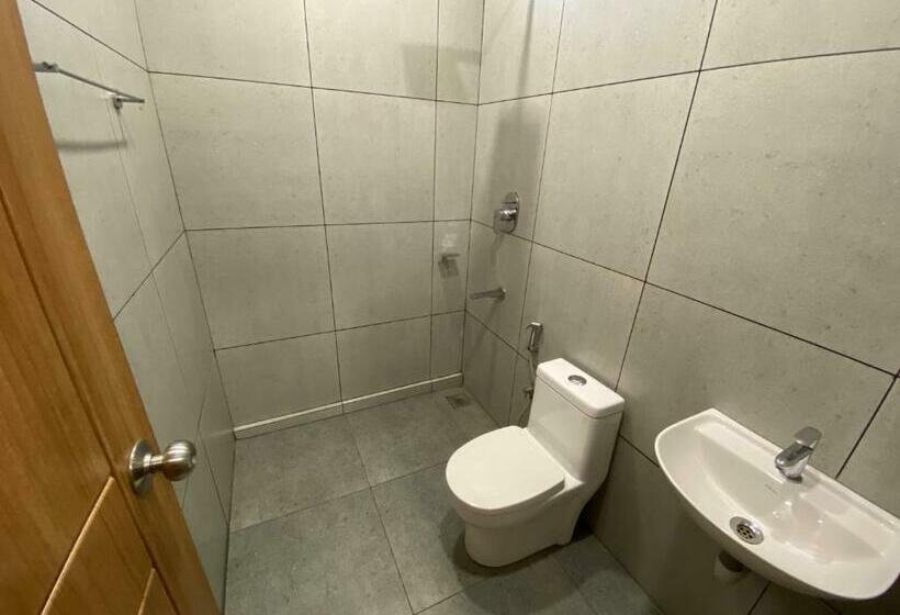 בית מלון כפרי Karippals Inn