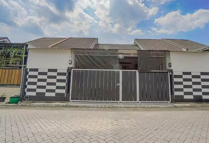 Hotelli Oyo 90684 Happy Homestay Syariah