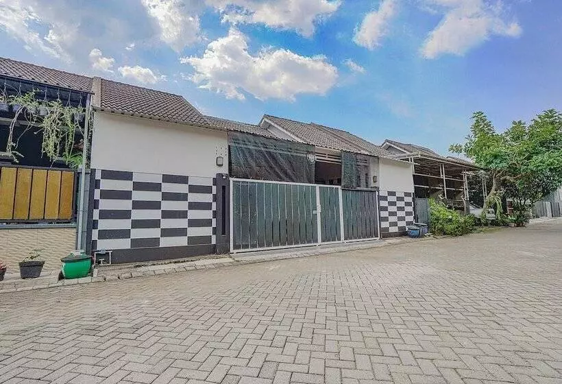 Hotelli Oyo 90684 Happy Homestay Syariah