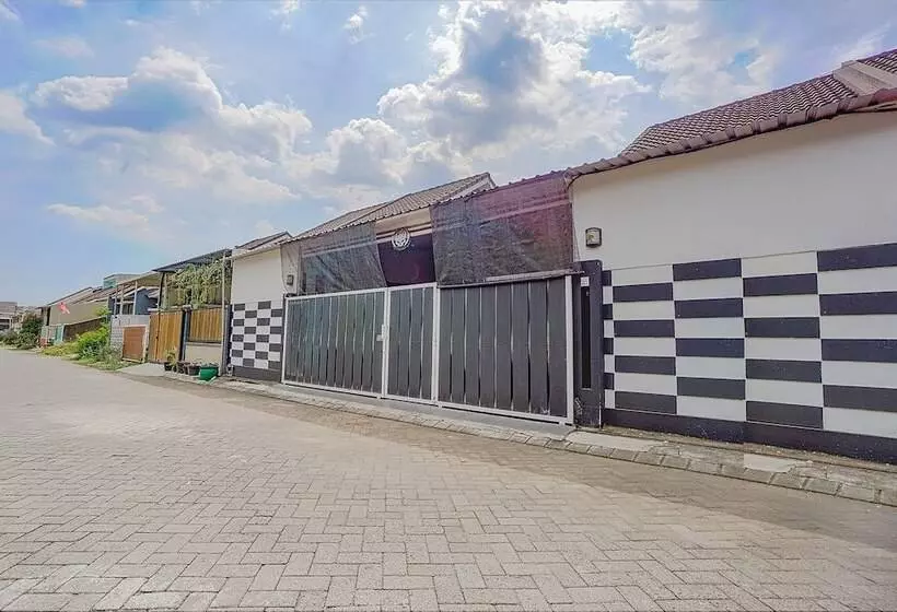 Hotelli Oyo 90684 Happy Homestay Syariah