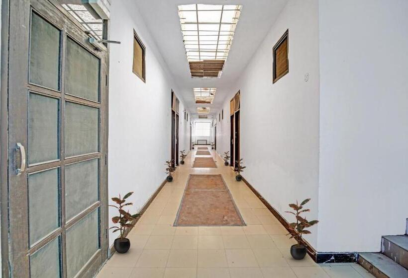 هتل Oyo 82798 The Corner House