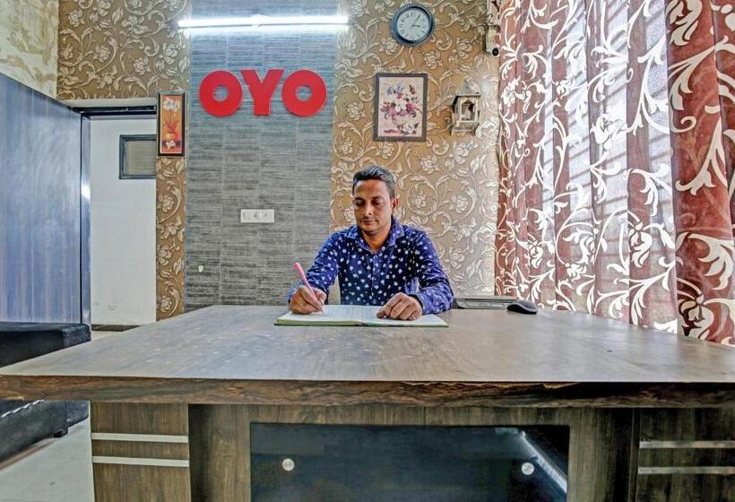 هتل Oyo 82798 The Corner House