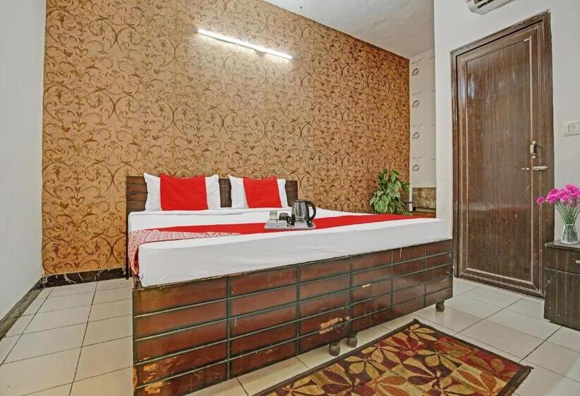 هتل Oyo 82798 The Corner House