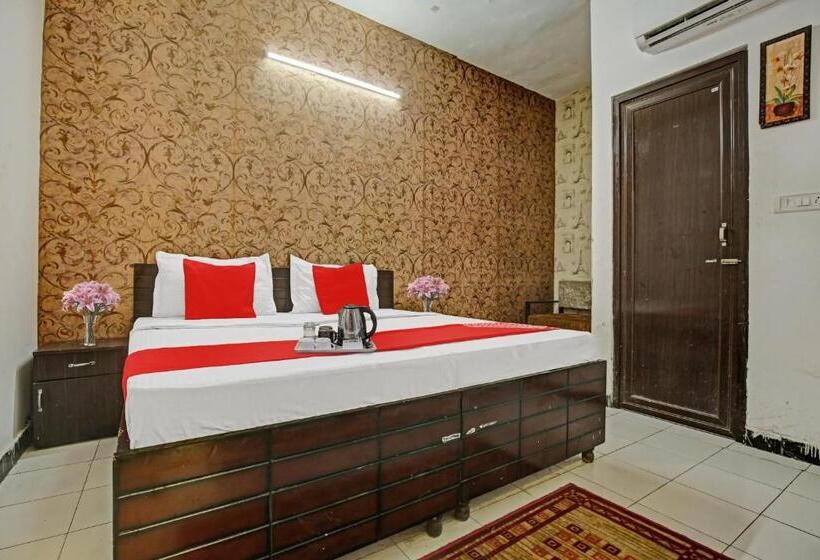 هتل Oyo 82798 The Corner House