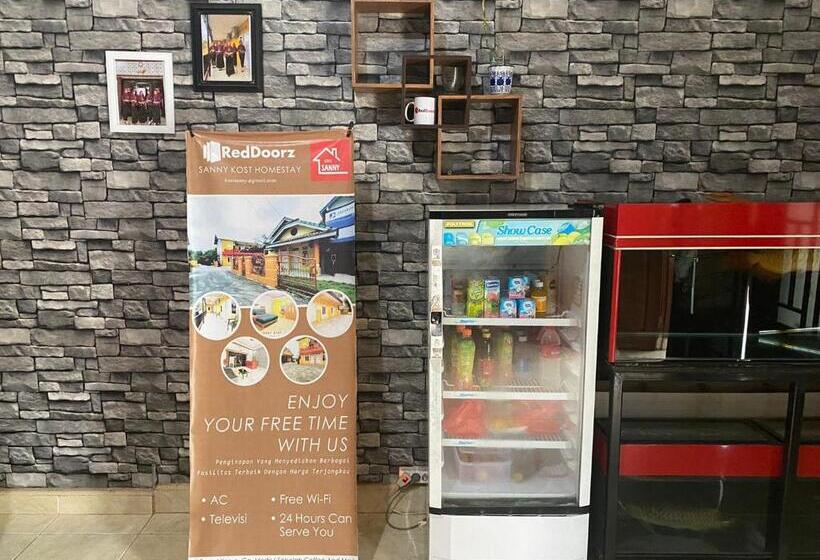 ホテル Reddoorz @ Jalan Padat Karya Prabumulih