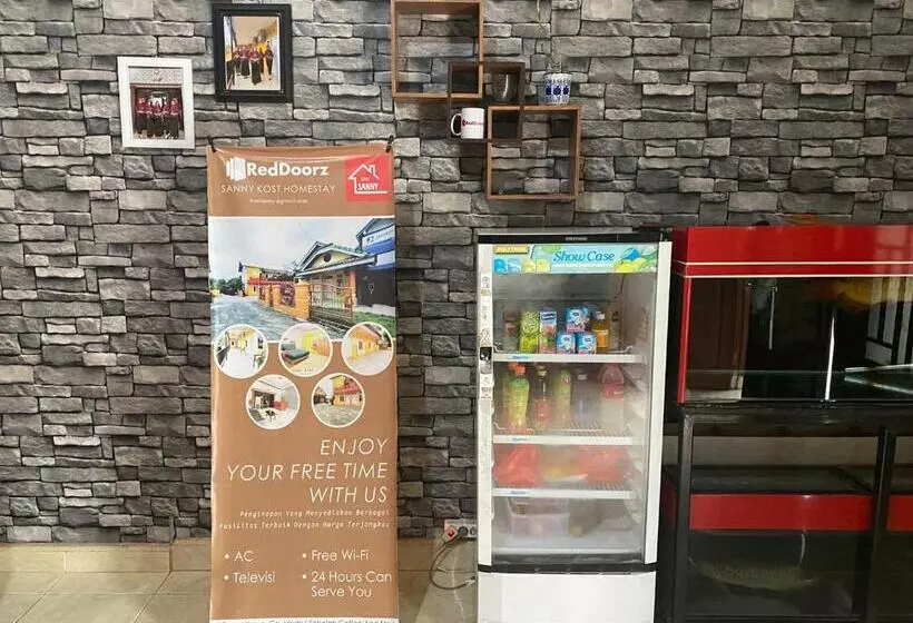 ホテル Reddoorz @ Jalan Padat Karya Prabumulih