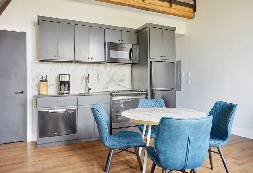 Sonder Antiques Warehouse