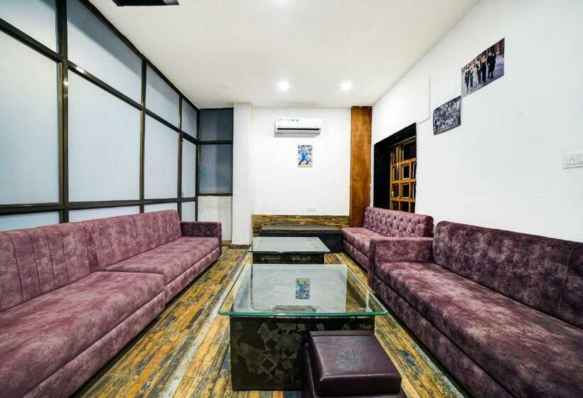 Hotel Oyo 82418 Radhika Palace