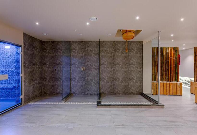 هتل Ramada By Wyndham Tbilisi Old City