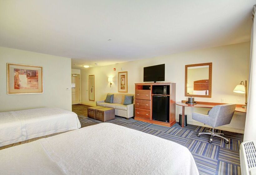 בית מלון כפרי Hampton Inn & Suites Alexandria