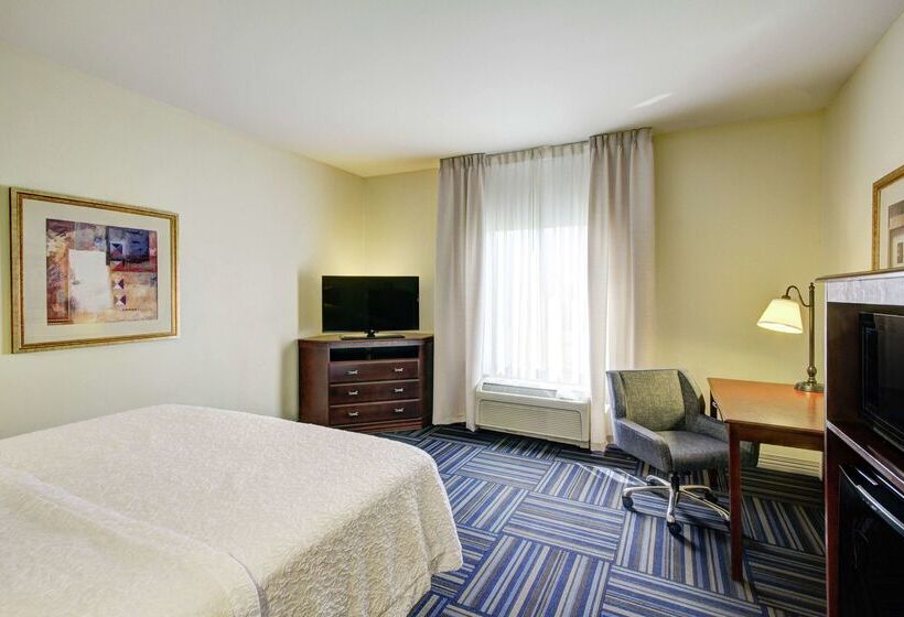בית מלון כפרי Hampton Inn & Suites Alexandria