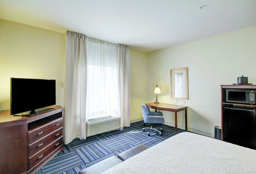 בית מלון כפרי Hampton Inn & Suites Alexandria