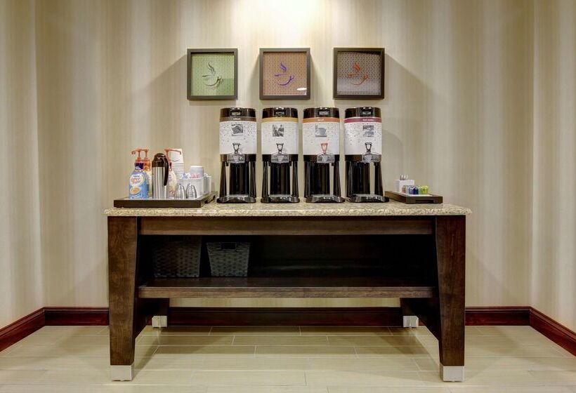 בית מלון כפרי Hampton Inn & Suites Alexandria