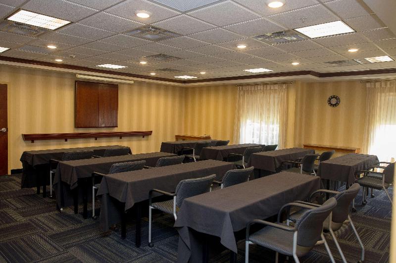 בית מלון כפרי Hampton Inn & Suites Alexandria