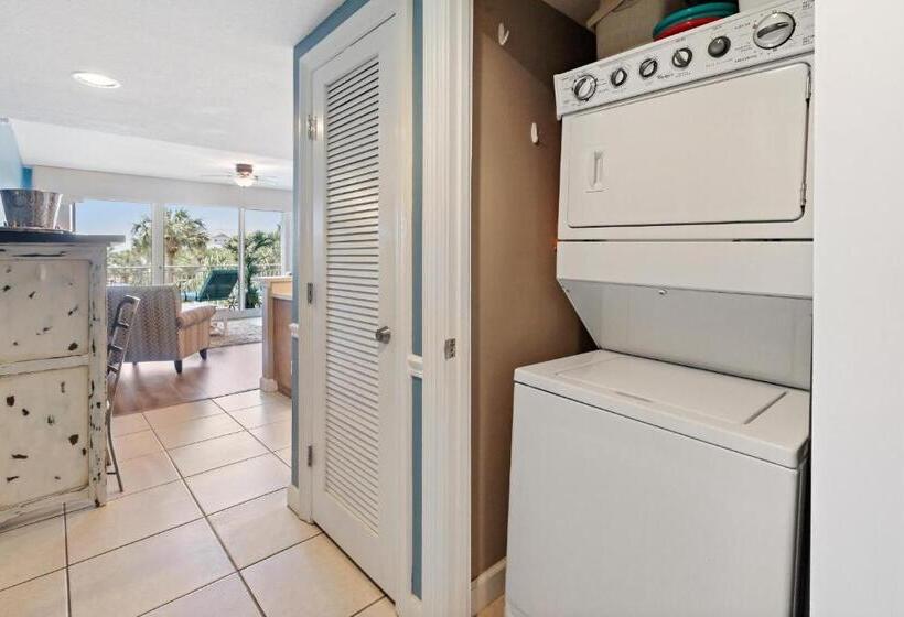 هتل Sterling Shores 215