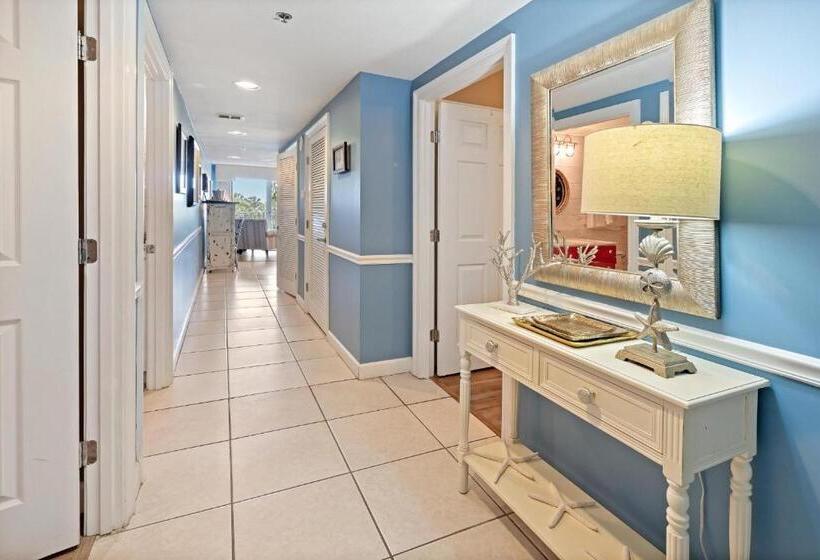 هتل Sterling Shores 215