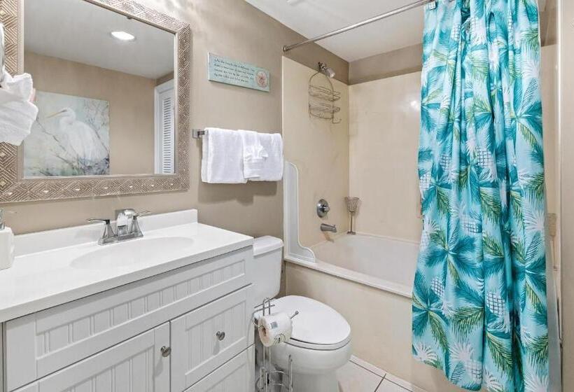 هتل Sterling Shores 215