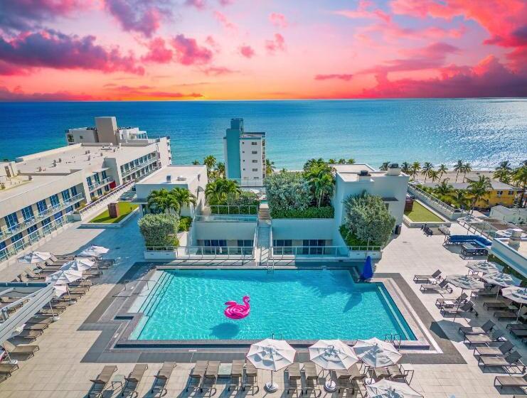 Retkeilymaja Beachfront Condo Rooftop Infinity Pool Studio