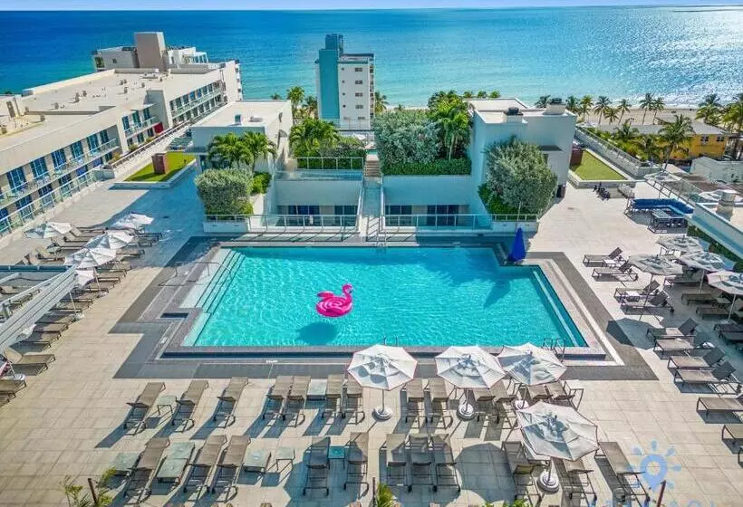 Retkeilymaja Beachfront Condo Rooftop Infinity Pool Studio