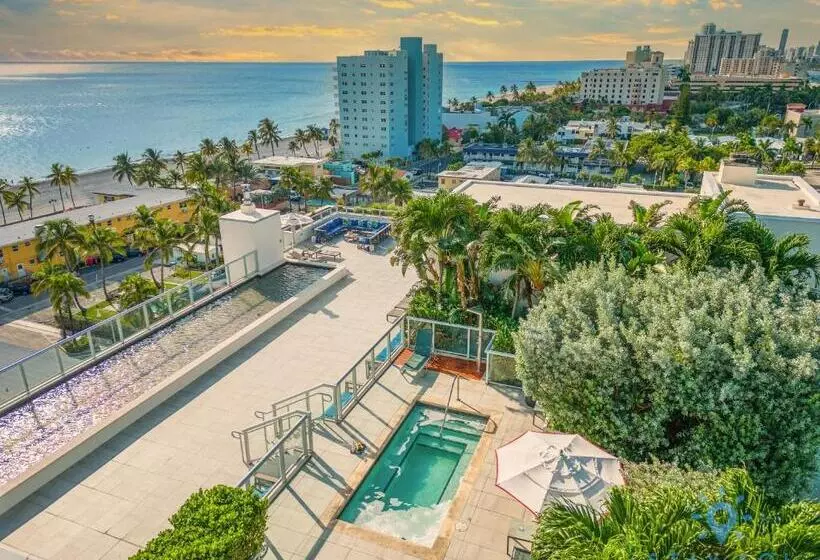 Retkeilymaja Beachfront Condo Rooftop Infinity Pool Studio