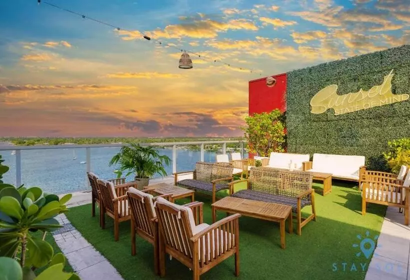 Retkeilymaja Beachfront Condo Rooftop Infinity Pool Studio