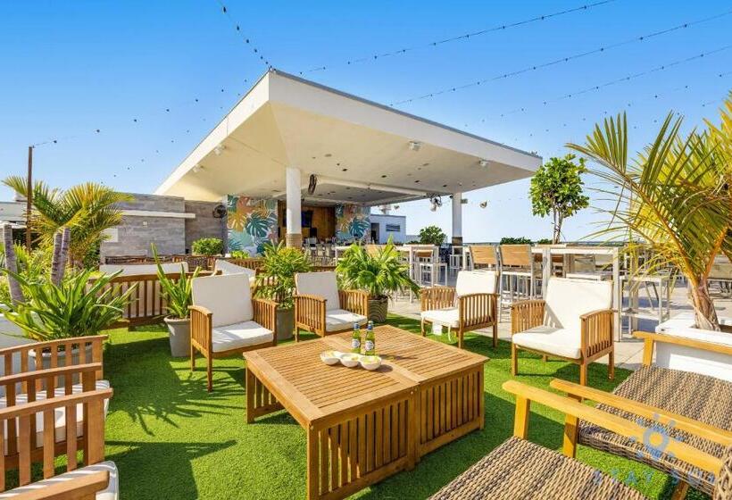 Retkeilymaja Beachfront Condo Rooftop Infinity Pool Studio