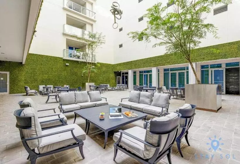 Retkeilymaja Beachfront Condo Rooftop Infinity Pool Studio