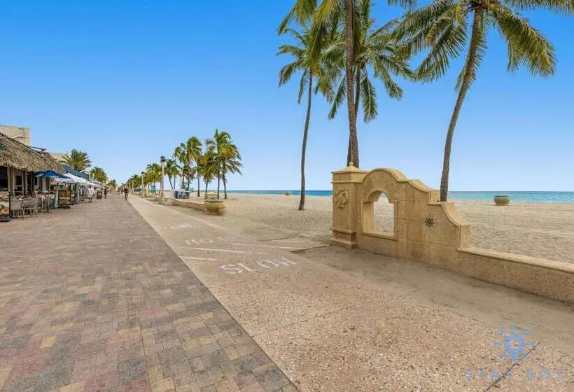 Retkeilymaja Beachfront Condo Rooftop Infinity Pool Studio