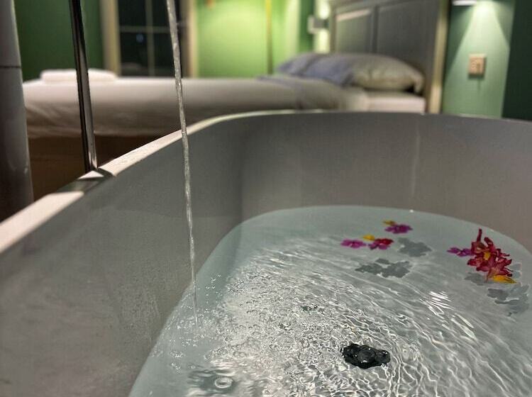 בית מלון כפרי Tinian Diamond