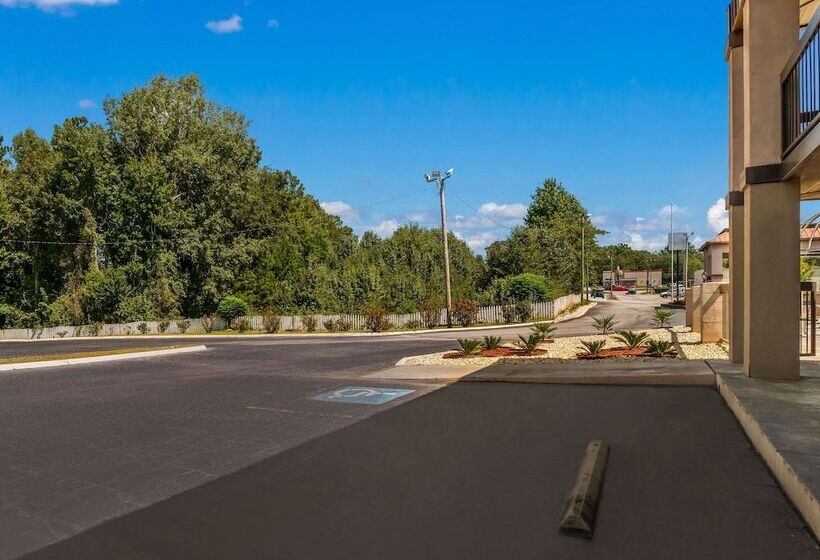 בית מלון כפרי Rodeway Inn