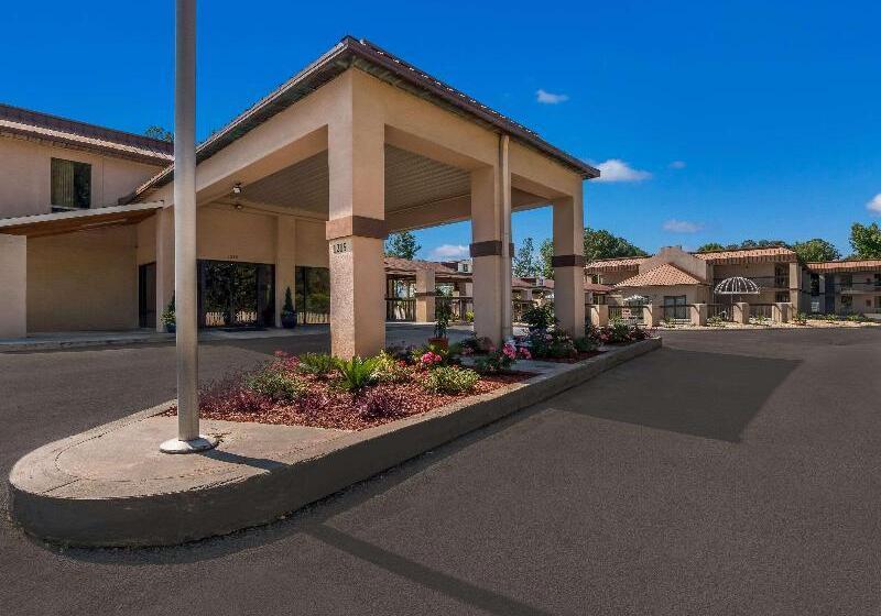 בית מלון כפרי Rodeway Inn