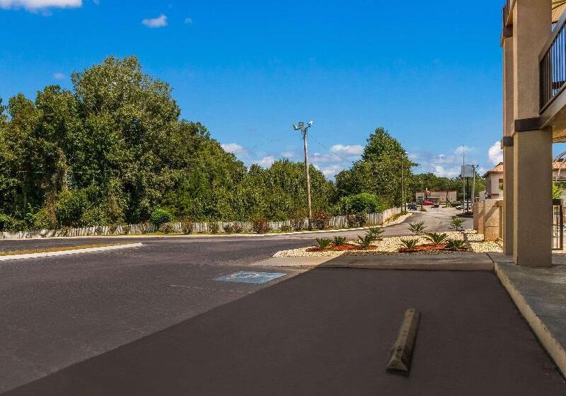 בית מלון כפרי Rodeway Inn