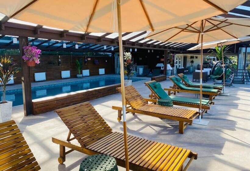 Отель Chris Park