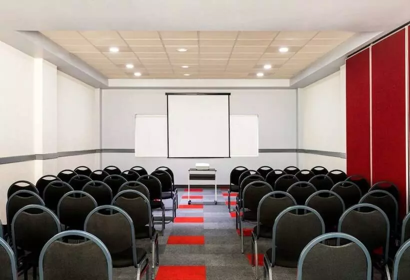 ホテル Ibis Guadalajara Expo