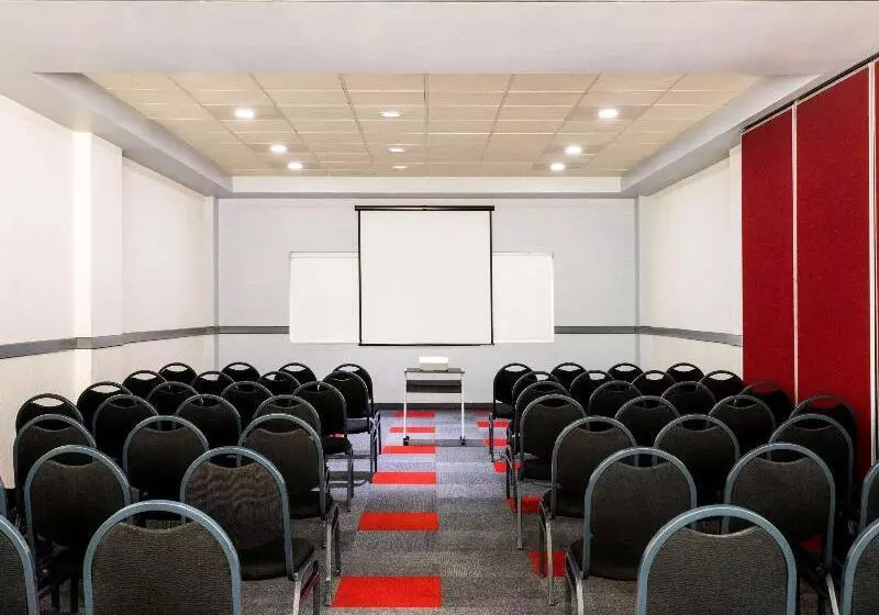 ホテル Ibis Guadalajara Expo