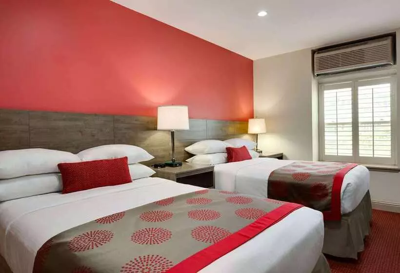 호텔 Ramada By Wyndham Oakland Downtown City Center