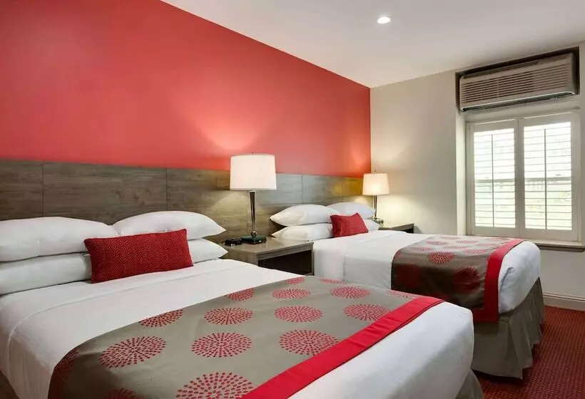 호텔 Ramada By Wyndham Oakland Downtown City Center