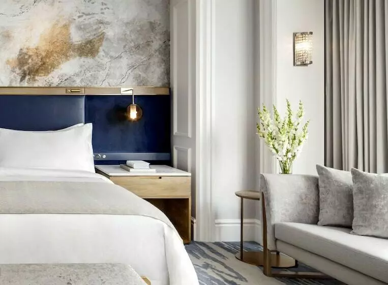 هتل The St. Regis Toronto