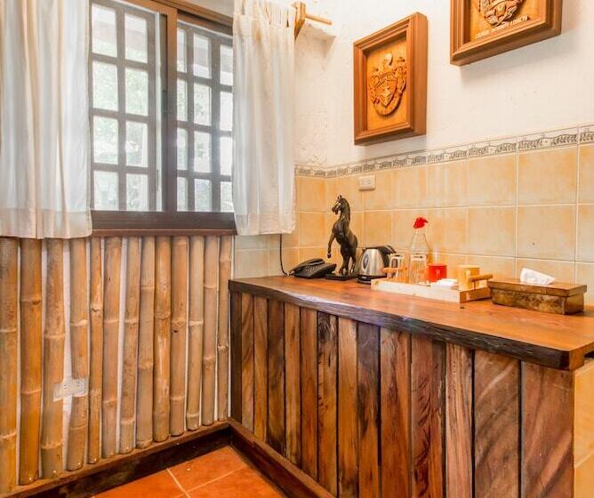 בית מלון כפרי Oldwoods By The Sea Nature Resort   Pangasinan