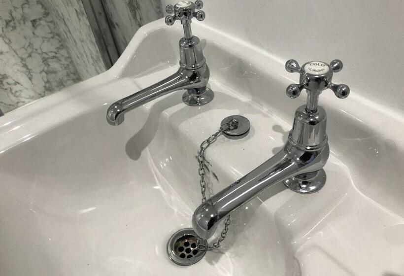 هتل The Little Angel