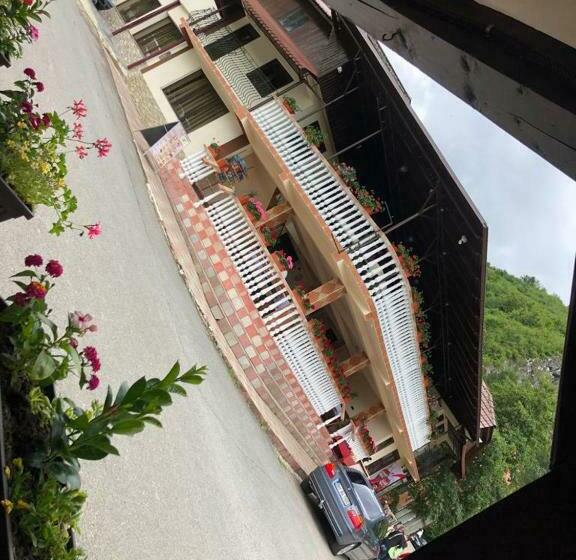 هاستل Pensiunea Mirela Peștera Urșilor